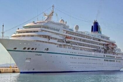 Autoridades buscan a hombre que se lanzó de un crucero