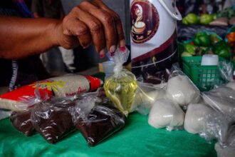 Se necesitan casi 32 dólares para comprar ocho productos de cesta básica