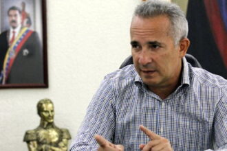 Bernal asegura que Maduro está evaluando un "aumento" salarial