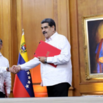 Maduro y Petro firman acuerdo por más mil millones de dólares