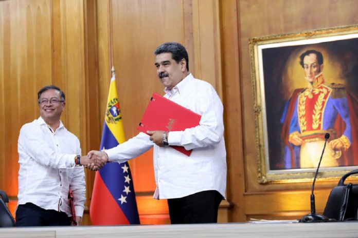 Maduro y Petro firman acuerdo por más mil millones de dólares