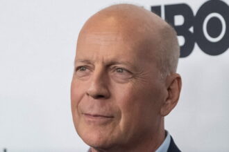 Familia de Bruce Willis piden a la prensa mantener la distancia cuando vean al actor