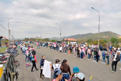 Docentes de Portuguesa y Barinas protestan en puente Páez