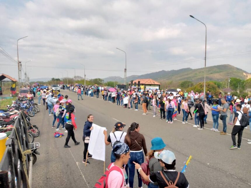Docentes de Portuguesa y Barinas protestan en puente Páez