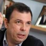 Roberto Enríquez no asistió al debate por estar reuniones en México a favor del diálogo