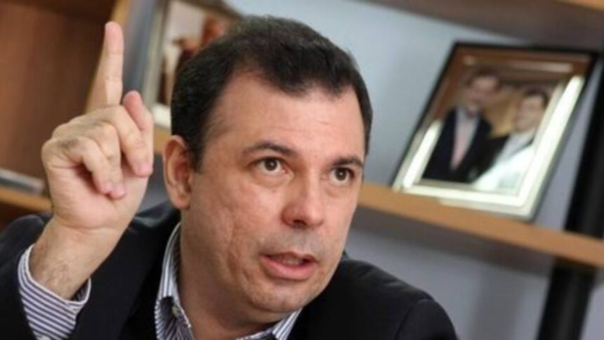 Roberto Enríquez no asistió al debate por estar reuniones en México a favor del diálogo