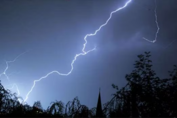Dos personas murieron tras ser impactadas por un rayo