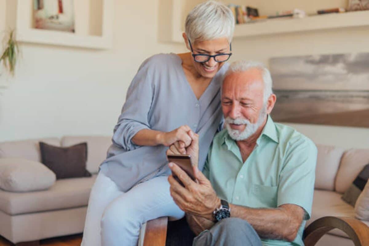 Expertos explican cómo proteger a los adultos mayores de estafas en línea