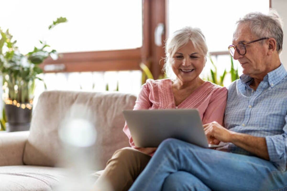 Expertos explican cómo proteger a los adultos mayores de estafas en línea