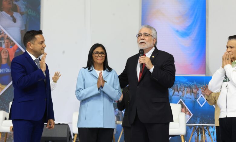 Delcy Rodríguez, presidenta encargada de Venezuela, hizo un llamado público a elevar una oración por Nicolás Maduro y Cilia Flores