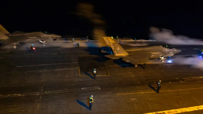 El Comando Central de Estados Unidos difundió imágenes del portaaviones USS Abraham Lincoln