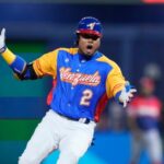 El primera base venezolano Luis Arráez, figura de la selección nacional y jugador de los Gigantes de San Francisco, regaló su medalla de oro del Clásico Mundial de Béisbol 2026 a su madre