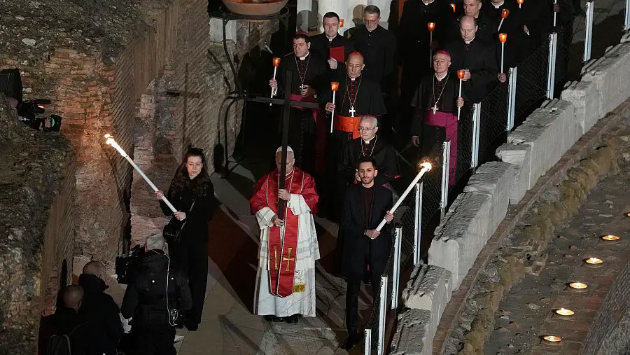 Papa León XIV preside su primer Vía Crucis en el Coliseo - El Publico TV