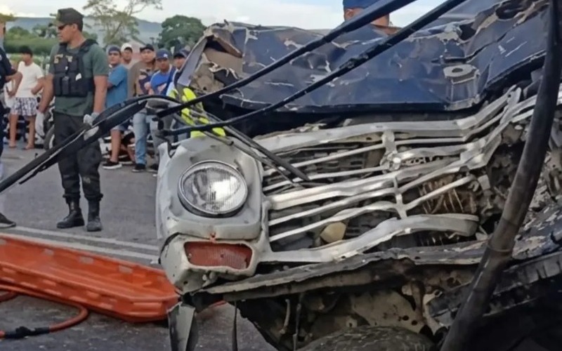 Choque entre camión y una unidad de transporte público dejó dos ...